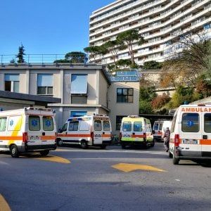 Ravenna, bimbo di 7 anni si sporge e precipita da un'altezza di 10 metri