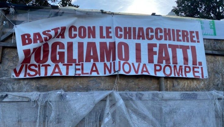 La capanna di Franco "coraggio" in piazza Maio: "Visitatela la nuova Pompei"