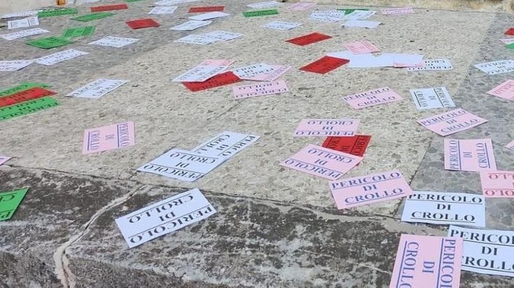 “Pericolo di crollo”, a Veglie misteriosi volantini durante la festa patronale. Ipotesi vendetta