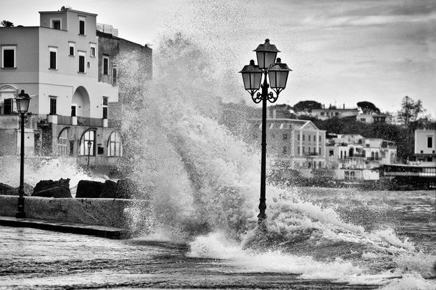 Ischia, l'attimo fuggente: la furia del mare nello scatto perfetto