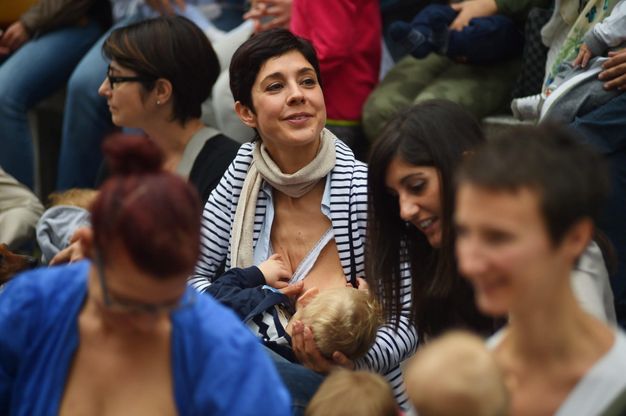Milano, poppata all'aria aperta per il latte materno