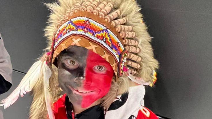Usa, l’autogol della cultura woke: il piccolo Holden Armenta accusato di razzismo alla partita di football dei Kansas City chiefs, ma è un nativo americano