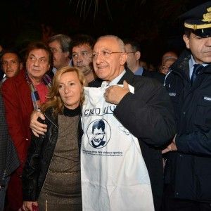 De Luca, Luci d'artista con la mamma di Ciro ma scatta il processo per la vicenda Crescent
