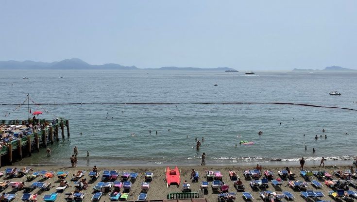 Posillipo, rischio frane stop alla licenza per 8 lidi: "Ma noi restiamo aperti"