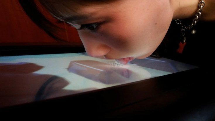 E adesso ci toccherà leccare il televisore 