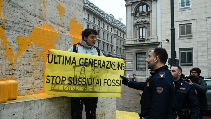 L'attivista di Ultima Generazione Martina Maldifassi e il Dito di Cattelan: "Non ho paura del carcere ma del collasso climatico"