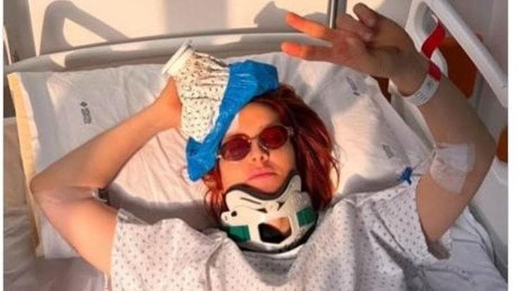 Noemi cade dal palco in concerto: “Sto bene, un grande spavento. Devo fermarmi per 4 settimane”