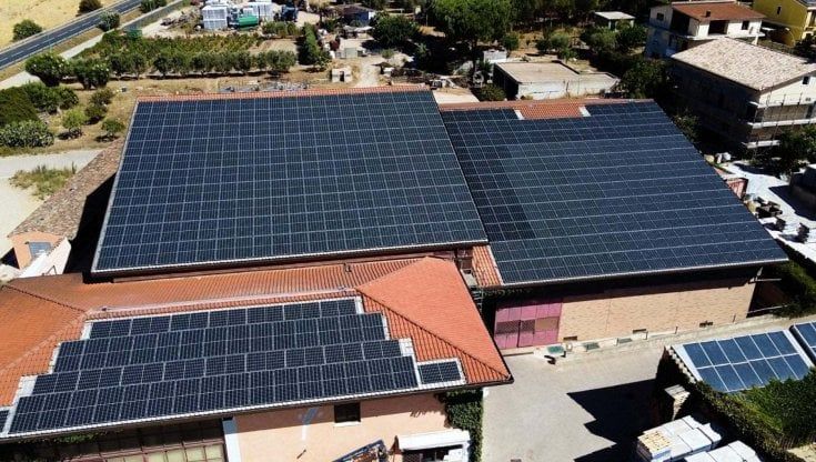 Pannelli solari condivisi, la riforma ancora a metà che potrebbe salvare l’inverno