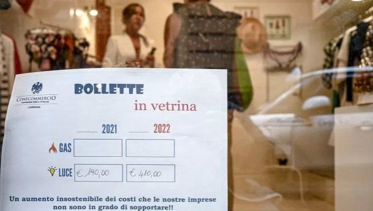 Energia, l'allarme di Confcommercio : "Paghiamo l'elettricità il 70% in più della Francia"