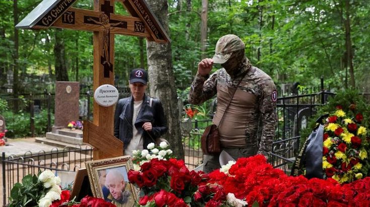 Sulla tomba di Prigozhin: familiari e pochi ammiratori nel cimitero presidiato dagli agenti