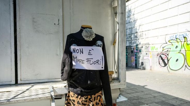 “Non è mare fuori”, la troupe a Napoli espone il cartello per rispondere ai curiosi