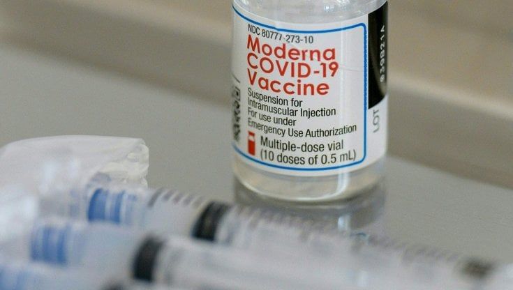 Covid, negli Stati Uniti terza dose Moderna a metà dosaggio per i fragili