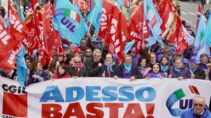 Lavoratori in piazza a Napoli contro la manovra, Cgil e Uil: “Siamo 30mila”. Landini guida il corteo: “Ancora una volta la Campania parla a tutto il Paese”
