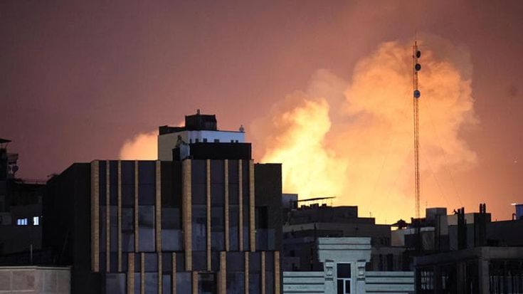 Bombardati la tv e un ospedale di Teheran: “L’operazione durerà quattro settimane”