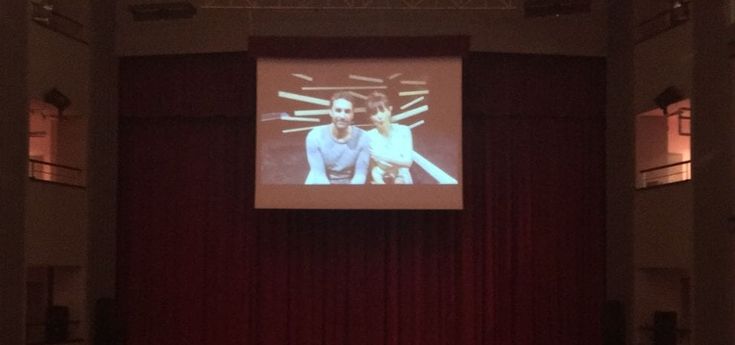 E il trailer sbarca anche a teatro, il 'prossimamente' va in scena