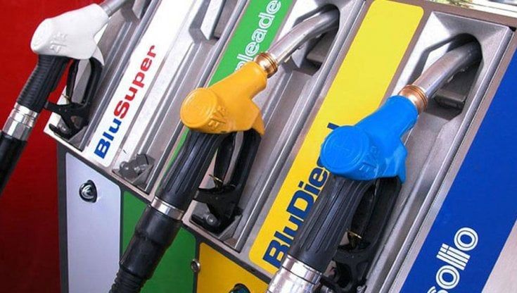 Rincari carburanti, stangata da 190 euro a famiglia