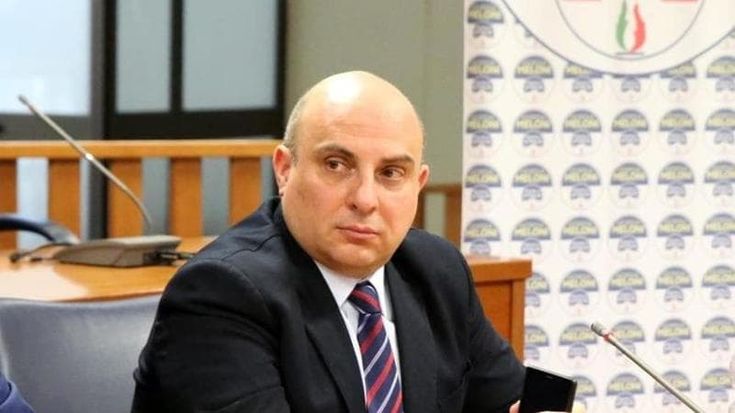 Ha convinto una mamma a non denunciare gli abusi subiti dalla figlia. Condannato il politico-santone