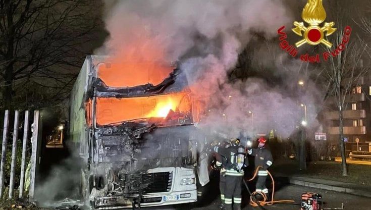 La motrice di un tir avvolta dalle fiamme: l'intervento dei vigili del fuoco a San Donato Milanese 