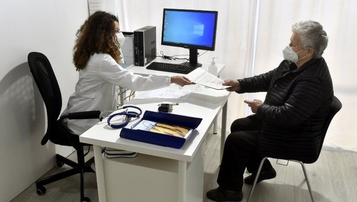 Vaccini Lazio, ecco il piano: "fragili" anche da medici di famiglia. Oggi al via pazienti oncologici e ematologici
