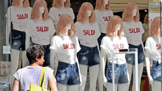 Saldi al via, i commercianti si appendono agli sconti per rilanciare gli affari