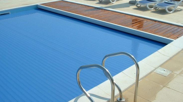Torna a casa e trova tre sconosciuti in piscina: denunciati dai carabinieri 