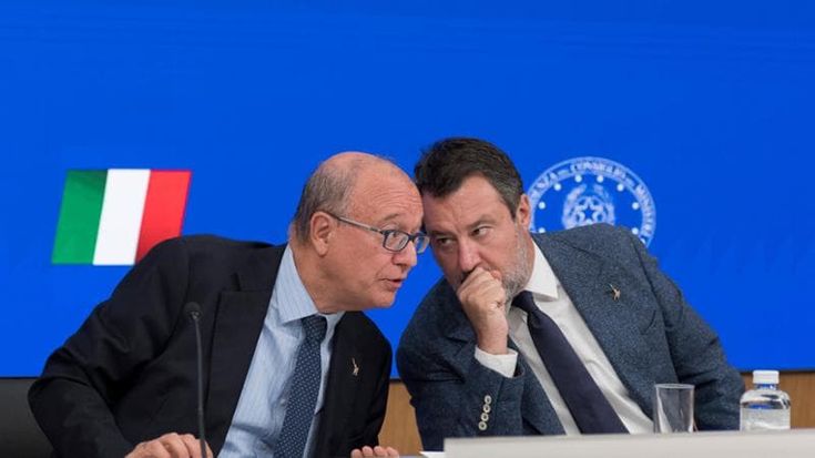 Varato il dl scuola, nel mirino i genitori che non parlano italiano. Schlein: “Caccia alle streghe”