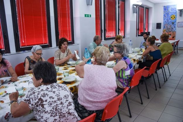 Milano, l'estate degli anziani: i "Cuochi sociali" ai fornelli