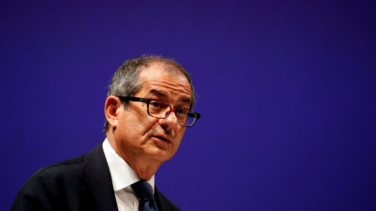 La manovra è chiusa, la lite sulle pensioni no. Tria in missione Ue