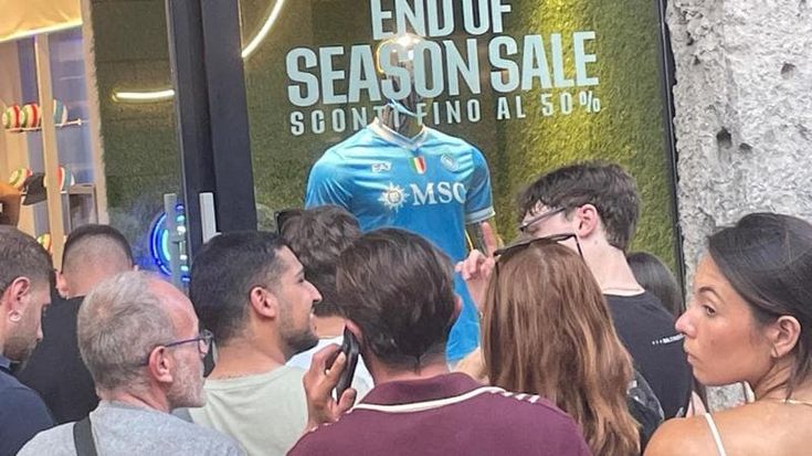 Napoli, ecco le maglie della prossima stagione con lo scudetto: azzurra e bianca con inserti dorati