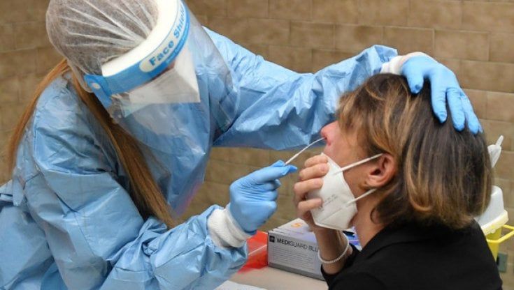 Effetto vaccini: aumenta chi ha l'infezione senza sintomi. Ma contagia lo stesso