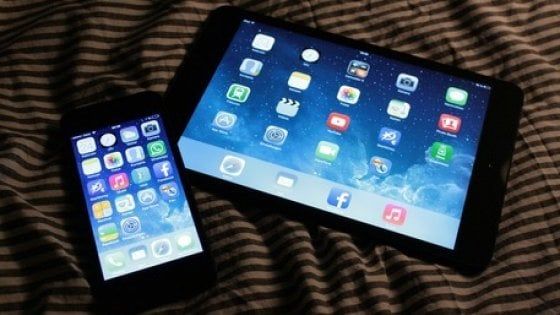 "Smartphone e tablet fanno male alla vista". Colpevole la luce blu