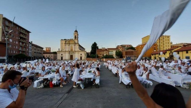 A Cinisello torna la 'Cena in Bianco' nel rispetto delle regole anti Covid. Ma è polemica per le 300 persone in piazza 