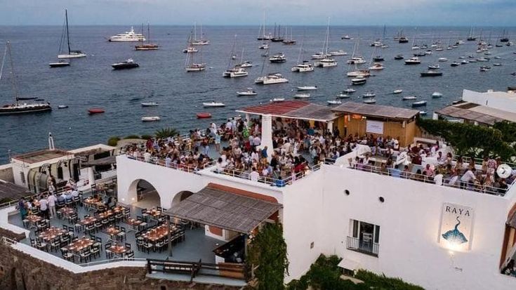 A piedi nudi al tramonto la leggerezza di Panarea che profuma di salvia