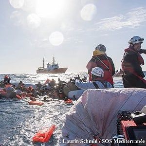 Migranti, affonda gommone nel Mediterraneo: tre donne morte, una ventina di dispersi tra cui diversi bambini