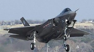 Pisapia contro l'acquisto degli F35:<br />"Costano quanto i tagli al Comune"
