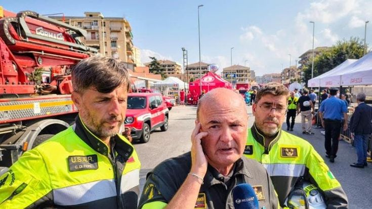 La lotta dei vigili del fuoco per trovare i due dispersi: “Lavoriamo senza sosta”