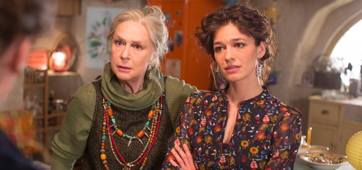 Loretta Goggi mamma hippy, tra i misteri di 'Sorelle'