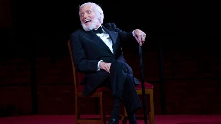 I 100 anni di Dick Van Dyke, lo spazzacamino di Mary Poppins: “Voglio vivere di più, 100 non basta”