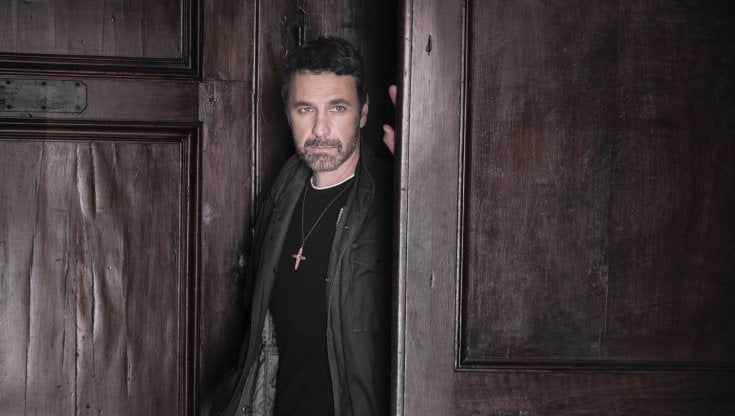 'Don Matteo 13', Raoul Bova è un prete ex carabiniere. E la saga ricomincia con una lettera di Terence Hill  