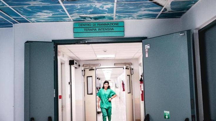 Neonato caduto con la madre: ora si indaga sulla dinamica