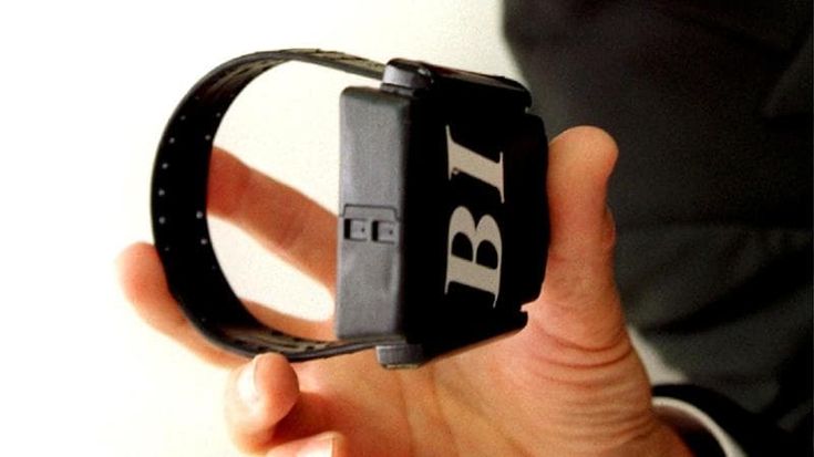 Niente braccialetto elettronico, manca il tecnico: detenuto rimane in carcere