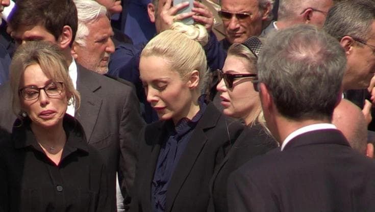 Funerali Silvio Berlusconi, Marta Fascina in lacrime accarezza e bacia la bara del Cavaliere