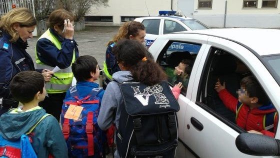 Fidenza, lo scuolabus non c'è: alunni scortati a casa dai vigili 