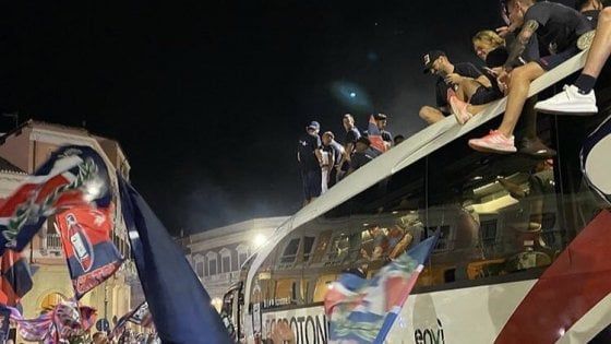 Crotone promosso in Serie A, festa fino all'alba: i giocatori sfilano sul pullman 