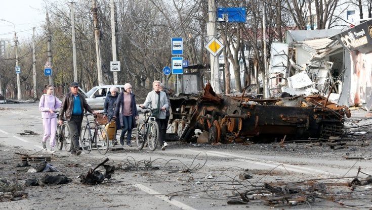 Ucraina, nell’orrore di Mariupol: “Noi fuggiti, senza cibo e bianchi come spettri” 
