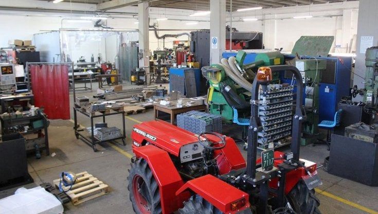 Pistoia, un imprenditore: "Cerco carpentieri e saldatori ma non li trovo”