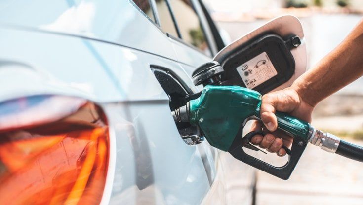 Caro carburante: nel 2023 l’Italia è ai primi posti in Ue per il pieno più salato