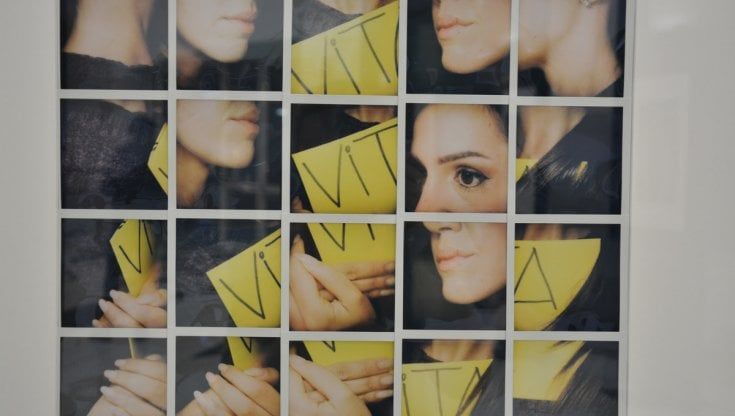 Sclerosi multipla, i ritratti di chi convive con la malattia in una mostra fotografica