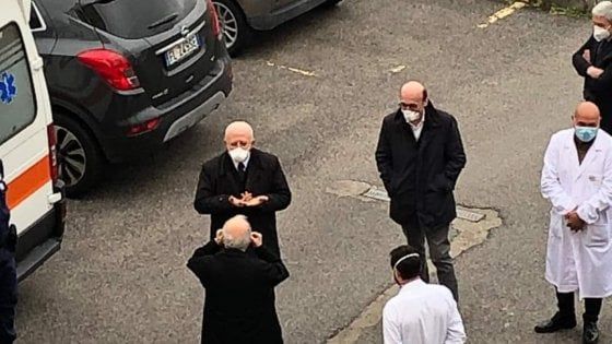 De Luca in visita lampo al Covid Hospital di Boscotrecase: “Grazie per i pazienti guariti"
