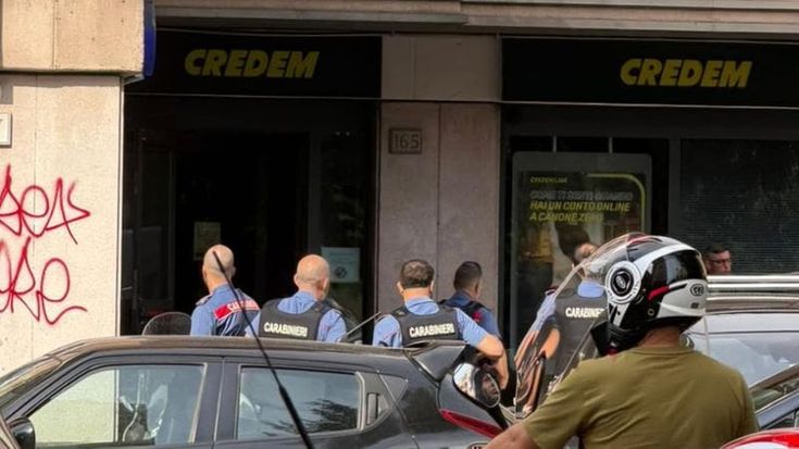Scava tunnel per entrare in banca, ma dentro non trova nulla: la filiale Credem era chiusa da mesi